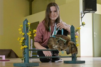 Nachwuchszüchter lernen und spielen im Erzgebirge - Die 13-jährige Jana Dietrich aus Klaffenbach mit einem Zwergwidder wildfarben beim Kaninhop.