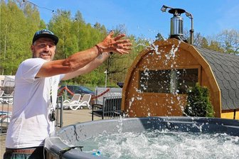 Nackedeis willkommen: Waldbad Rodau startet mit einer Fass-Sauna in die neue Saison - André Schatz zeigt die neue Attraktion im Waldbad Rodau: eine Fass-Sauna für bis zu zehn Personen, davor das Wasserbecken.