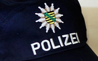 Nackter junger Mann belästigt Polizistin und junge Frau - 