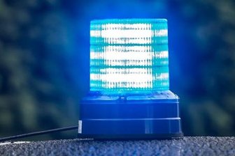 Nackter Mann in Bankfiliale -