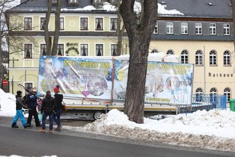 Nacktrodeln am Fichtelberg: Juristisches Nachspiel wegen Werbeplakat - Die Plakate, die nach dem Aufstellen beschädigt wurden, sorgten für reichlich Wirbel.
