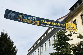 Nacktshopping in Freiberg? So viel kostet der Spaß - Ein Banner über der Burgstraße sorgt für Aufmerksamkeit: Nackt einkaufen in der Silberstadt?