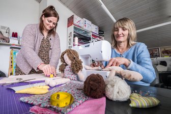 Nadel, Faden, Neuanfang: Erzgebirgerin lebt mit Mitte 50 ihren Traum - Ute Knopf (r.) aus Pfaffenhain hat sich mit über 50 Jahren selbstständig gemacht. Diesmal ist sie auch beim „Kreativhutzn“ dabei, welches Anja Meyer koordiniert.
