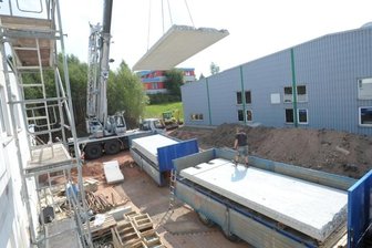 Nadel- und Platinenfabrik erweitert Produktionsfläche - Zwischen dem bestehenden Produktionsgebäude (rechts) und einer ehemaligen Druckerei (links) entsteht ein neuer Verbindungsbau, durch den die Produktionsfläche der Firma Naplafa um etwa 1000 Quadratmeter erweitert werden soll.