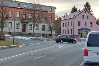 Nadelöhr in Schöneck: Warum es keinen Fußgänger-Überweg geben wird - An der schlecht einsehbaren Stelle am ehemaligen Schönecker Hof wird ein Verkehrsspiegel installiert. Am anschließenden Albertplatz wird es indes keinen Fußgängerübergang geben.