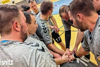 Nächste Enttäuschung für TSV - Die Bezirksliga-Spieler des TSV Oelsnitz schwören sich auf den weiteren Spielverlauf ein. Im Heimspiel am Sonntag gegen Burgstädt half das nicht viel weiter. 