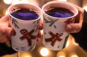 Nächste Erzgebirgs-Stadt sagt Weihnachtsmarkt ab - Glühwein auf dem Weihnachtsmarkt trinken: Im Erzgebirge fällt das dieses Jahr mancherorts aus.