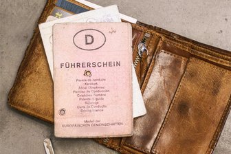 Nächste Frist für Führerscheine läuft bald ab - Die rosa Zeiten sind vorbei: Wer noch so einen „Lappen“ hat, muss sich so langsam davon verabschieden. Doch der Zwangsumtausch trifft auch Besitzer von Führerscheinen im Scheckkartenformat.