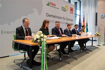 Nächste „Gewissensentscheidung“ der CDU: Warum die Verfassungsreform in Sachsen geplatzt ist - Ein Bild aus dem Dezember 2019: Damals unterzeichneten die Spitzen von Grünen, CDU und SPD (von links) ihren gemeinsamen Koalitionsvertrag - dessen Einhaltung in manch gewichtigen Punkten nun auch offiziell gescheitert ist.
