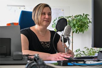 „Nächste Haltestelle ...“: Wer steckt hinter der Stimme in Chemnitzer Bussen und Bahnen? - Ein Mikrofon mit einem Popschutz davor. Das genügt Ricarda Bonitz, um die Ansagen für die Busse und Bahnen einzusprechen.