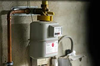 Nächste Heizkostenabrechnung könnte viele Sachsen schocken - Die Herabsetzung der Mehrwertsteuer auf Gas ist Geschichte: Allein das macht bei einem Musterhaushalt in einem Einfamilienhaus rund 180 Euro an Extrakosten aus. Foto: Jan Woitas/dpa