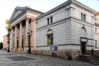 Nächste Hiobsbotschaft für das Vogtlandtheater: Salze greifen Fundamente an - Die Türen des Vogtlandtheaters sollen während der notwendigen Sanierung nicht geschlossen werden.