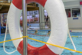 Nächste Hiobsbotschaft: Schwimmhalle im Erzgebirge bleibt weiter geschlossen - Die Schwimmhalle „Atlantis“ in Annaberg-Buchholz bleibt vorerst geschlossen.