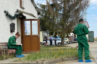 Nächste Kontrolle bei vogtländischer Landwirtin: Will das Veterinäramt 500 Rinder beschlagnahmen? - Nächste Kontrolle durch das Veterinäramt in der Milchviehanlage Hartmannsgrün: Im Hintergrund diskutiert der Grundstückseigentümer mit Polizisten, die das Veterinäramt mitgebracht hat.