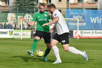 Nächste Niederlage: BSC Rapid Chemnitz auf dem Weg zum negativen Durchmarsch - Auch gegen Freiberg (hier Spielertrainer Rico Thomas, rechts) gab es für den BSC Rapid Chemnitz (hier Nico Thomas Haller) nichts zu holen.