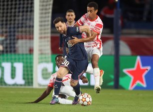 Nächste Niederlage für RB Leipzig in der Champions League: 2:3 bei PSG - Paris' Stürmer Lionel Messi (l) und Leipzigs Mittelfeldspieler Tyler Adams.