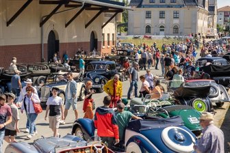 Nächste Oldtimer-Tour macht am Freitag Station im Göltzschtal - Vor einem Monat war der Falkensteiner Güterschuppen erstmals Ziel einer Oldtimer-Ausfahrt, nämlich der Horch Classic - hier im Bild. Am morgigen Freitag macht nun auch die Sachsen Classic Station im historischen Gebäude: Am Vormittag findet hier eine Wertungsprüfung statt.