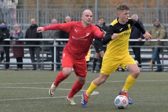 Nächste Packung: Oelsnitzer Sachsenklasse-Kicker unterliegen Lichtenstein mit 0:7 - Samuel Urlaß läuft hier Fortschritts Rico Bär davon. Der Lichtensteiner hatte am Ende aber gut Lachen und traf auch selbst für sein Team – zum 7:0 in der Nachspielzeit.