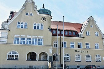 Nächste Panne in Schöneck: Amtsblatt kündigt abgesagte Wahl an - Länger als geplant dauert die Suche für die Nachfolge der scheidendenBürgermeisterin Isa Suplie im Rathaus Schöneck. 
