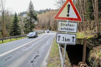 Nächste Vollsperrung im Erzgebirge: Staatsstraße zwischen Antonsthal und Breitenbrunn ab 24. April Baustelle - Solche Schilder wie hier in der Nähe von Breitenbrunn könnten derzeit praktisch überall an der Staatsstraße 272 im oberen Schwarzwassertal stehen.  