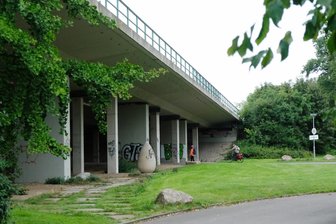 Nächste wichtige Brücke in Sachsen bröckelt: Verkehrseinschränkungen auf der B 2 nach Leipzig bereits ab morgen - Die Brücke über die B 2 in Markkleeberg gilt als wichtigste Zufahrt nach Leipzig aus Richtung Chemnitz und Zwickau. Für Lkw, Busse und schwere Wohnmobile wird sie gesperrt.