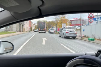 Nächste wichtige Verbindungsstraße in Reichenbach dicht - Wie man jetzt noch in die Stadt kommt - Als die Bundesstraße am Reichenbacher Ortsausgang im Bereich Annenplatz Montagvormittag dichtgemacht wurde, herrschte großes Durcheinander.