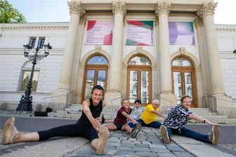 Nächste Woche heißt es im Vogtland: „Plauen bewegt erleben“ - Catharina Schubert (links) vom Inmotio Therapiezentrum Plauen heißt am Montag zu „Pilates auf der Theaterbühne“ willkommen.