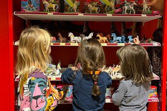 Nächstenliebe in Chemnitz: Galeria Kaufhof erfüllt Wünsche von krebskranken Kindern und unterstützt Vereine - Zur vierten „Nacht im Warenhaus“ hatte das Galeria-Kaufhof-Kaufhaus Chemnitzer Kinder eingeladen.