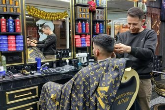 Nächster Barbershop im Erzgebirge: Neueröffnung im Erzgebirgscenter in Annaberg-Buchholz - Jamil Abdo arbeitet im neuen Barbershop im Erzgebirgscenter. Im Bild frisiert der Barbier seinen Kunden Abdulhadi Miskib.