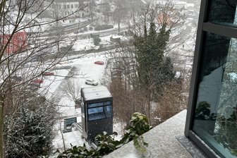 Nächster Defekt am Lift: Schrägaufzug in Schwarzenberg erneut außer Betrieb - Die Kabine des Schrägaufzugs pausiert derzeit auf halber Höhe.