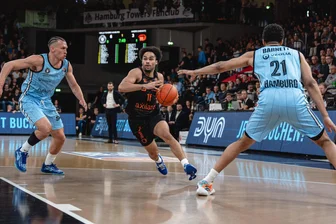 Nächster Krimi, nächster Sieg: Niners Chemnitz gewinnen in Hamburg und machen großen Schritt Richtung Playoffs - Jacob Gilyard beim Spiel der Niners Chemnitz in Hamburg.