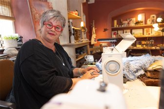 Nächster Laden schließt in Annaberg: Warum die Innenstadt die „Lebensfreude“ verliert - Kathrin Haase am Lieblingsplatz in ihrem Laden an der Klosterstraße: an ihrem Arbeitstisch. Dort wird viel genäht, mitunter auch gemalt, geplauscht und Kaffee getrunken. Vor allem aber entstehen dort immer wieder Unikate.
