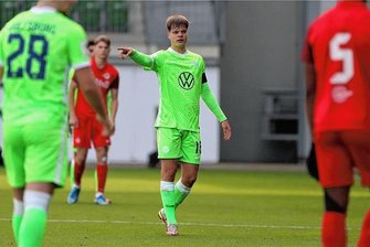 Nächster Neuzugang: FSV Zwickau holt jungen Mittelfeldspieler vom VfL Wolfsburg - Philipp Heller, hier im Uefa-Youth-Champions-League-Spiel mit dem VfL Wolfsburg gegen RB Salzburg, kickt künftig für den FSV Zwickau in der GGZ-Arena. 