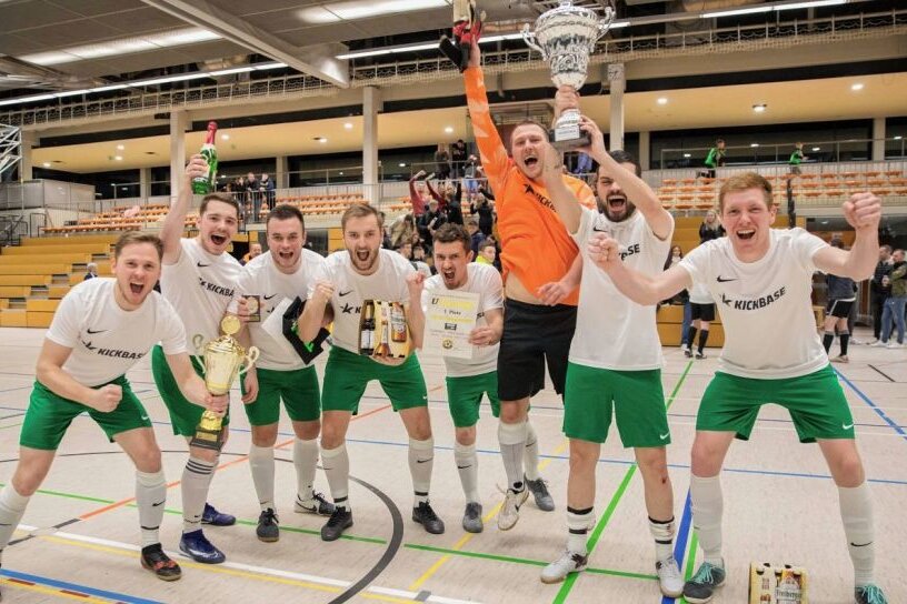 Nächster Pokal für TSV-Kicker - Im Finale 2020 verloren die Langhennersdorfer noch das Finale gegen Fortuna Langenau, nun klappte es mit dem Cup-Gewinn.
