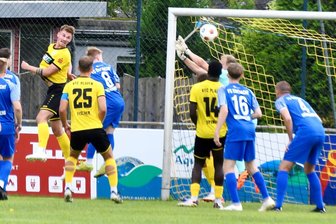 Nächster Sieg für den VFC Plauen: „Wir haben noch viel Luft nach oben“ - Erik Träger (links) köpft für den VFC Plauen zum zwischenzeitlichen 1:1 gegen Münchberg ein.