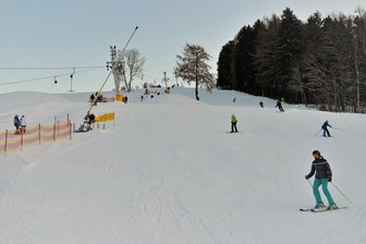 Nächster Skilift im Erzgebirge startet in die Saison - Skifahrer auf der „Milda" in Lößnitz.