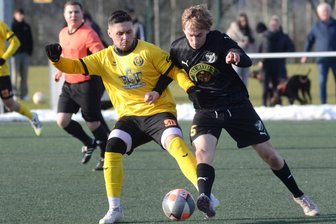 Nächster Spielausfall für den VfB Auerbach: Dabei wartet im März ohnehin schon ein Monsterprogramm - Amer Kadric (links) und der VfB Auerbach müssen weiter aufs erste Punktspiel des Jahres warten. Das Foto entstand beim Testspiel gegen den BSV Irfersgrün.