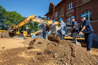 Nächster Sporthalleneubau in Plauen: Spatenstich für Turnhalle der Kemmler-Oberschule vollzogen - Spatenstich: Bürgermeisterin Kerstin Wolf, Schulleiter Andreas Seidel, OB Steffen Zenner, Architekt Hermann Thoma und Bürgermeister Tobias Kämpf (v. re.).