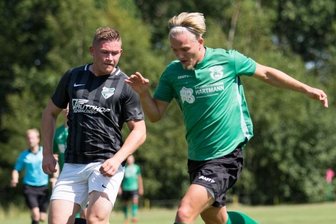 Nächster Test-Doppelpack wartet - Thalheims Niels Hanse (l.) kann den Lichtenberger Nick Huenig nicht stoppen und unterlag mit seiner Elf in Mittelsachsen mit 1:2.