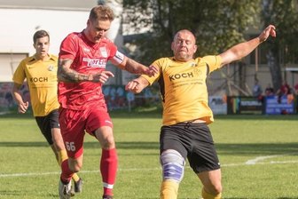 Nächster torreicher Spieltag erwartet - Jan Zimmermann (links) empfängt mit seinem VfB Plauen Nord zu Hause den Reichenbacher FC II. Mit einem Sieg wollen die Plauener weiter den 2. Tabellenplatz behaupten. Eric Schott (rechts) will mit seinem SV Wildenau gegen Rebesgrün den fünften Sieg im fünften Heimspiel feiern.