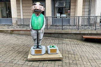 Nächster Vater verwaist: Erneut massive Beschädigung an beliebtem Figurenpaar in Plauener Innenstadt - Vater ohne Sohn: Die Holzfigur steht nun allein an der Bahnhofstraße. Es ist bereits der zweite Fall dieser Art - nur wenige Meter entfernt war erst vor Kurzem eine Sohn-Figur offenbar mutwillig entfernt worden.