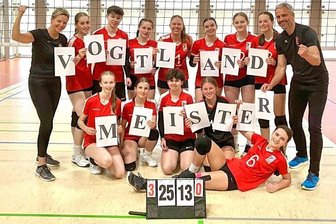Nächster Vogtlandmeistertitel für VSV Fortuna - Die Trainer Kristin (ganz links) und André Glöckner sind stolz auf ihre Mannschaft, die dem VSV den nächsten Titel bescherte.