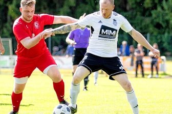 Nächster wichtiger Schritt für den SCS - Syraus Jonas Dettloff (rechts) musste nach einem schönen Sololauf durch mehrere Gegenspieler verletzt ausgewechselt werden. 