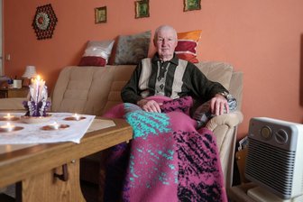 Nächster Zwickauer Wohnblock ohne Heizung: Eckersbacher fahren für eine Dusche zur Feuerwehr - Eine Decke über den Beinen, dazu ein Heizlüfter und Teelichter: Ohne solche Hilfsmittel hält es Peter Mühlstädt in seinem Wohnzimmer kaum aus.