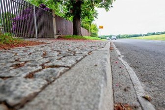Nächstes Jahr Baustart für Gehweg zum Plauen-Park geplant - Am Kauschwitzer Friedhof am Ortsausgang hört der Fußweg auf. Nun soll er bis zum Plauen-Park verlängert werden.