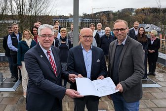 Nächstes Jahr sollen die Bauarbeiten beginnen: Was sich in der Silber-Therme Warmbad ändert - Abteilungsleiter Heinrich Hünting aus dem Wirtschaftsministerium übergab den Fördermittelbescheid an Geschäftsführer Knut Hinkel (Mitte) vom Kur- und Gesundheitszentrum sowie den Wolkensteiner Bauamtsleiter Jens Voigt.