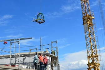 Nächstes Richtfest im Elldus Resort in Oberwiesenthal gefeiert - Für insgesamt mehr als 5,3 Millionen Euro wird gegenwärtig die Ferienanlage Elldus Resort in Oberwiesenthal umgestaltet und modernisiert. Am Wochenende wurde erneut Richtfest gefeiert: am neuen Familienrestaurant. 