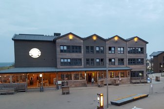Nächstes Traditionsunternehmen pleite: Mitarbeiter in Sachsen bangen um ihre Jobs - Auch am Hotel Bretterbude in Heiligenhafen an der Ostsee hat der Holzbauspezialist Mocopinus mitgearbeitet.
