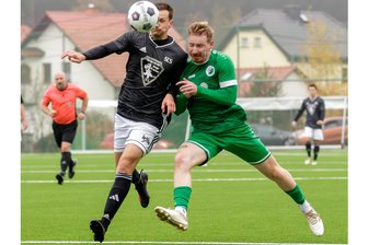 Nächstes Vogtlandderby in der Fußball-Sachsenklasse: Merkur Oelsnitz empfängt den SC Syrau - Im Hinspiel gab es ein 2:2 zwischen Syrau (Tobias John, links) und Oelsnitz (Maximilian Röhling.