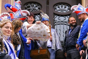 Nächte mit Dschungel, als Pirat oder wie im Disney-Film: So feiern die Faschingsvereine von Rochlitz bis Penig - Auch der Crossener Carneval Verein ist am 11.11. in die Saison gestartet. Bürgermeister Peter Ahnert (r.) musste den Gemeindeamtsschlüssel ans Prinzenpaar Nicole II. und Torsten I. abgeben.